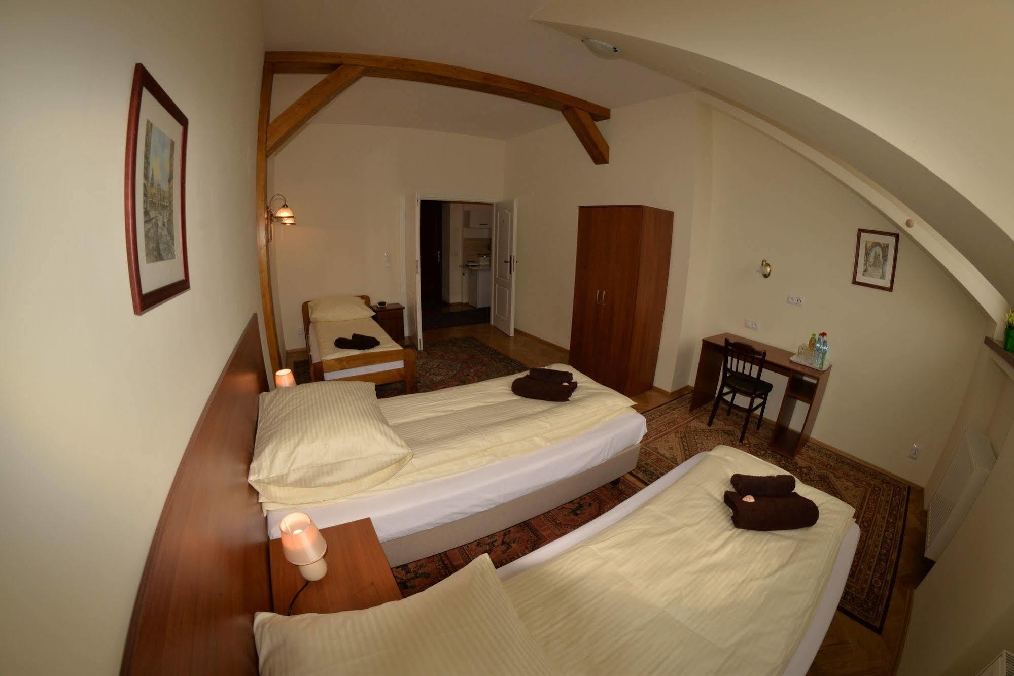 Royal Route 29 Comfort Rooms Cracovie Extérieur photo