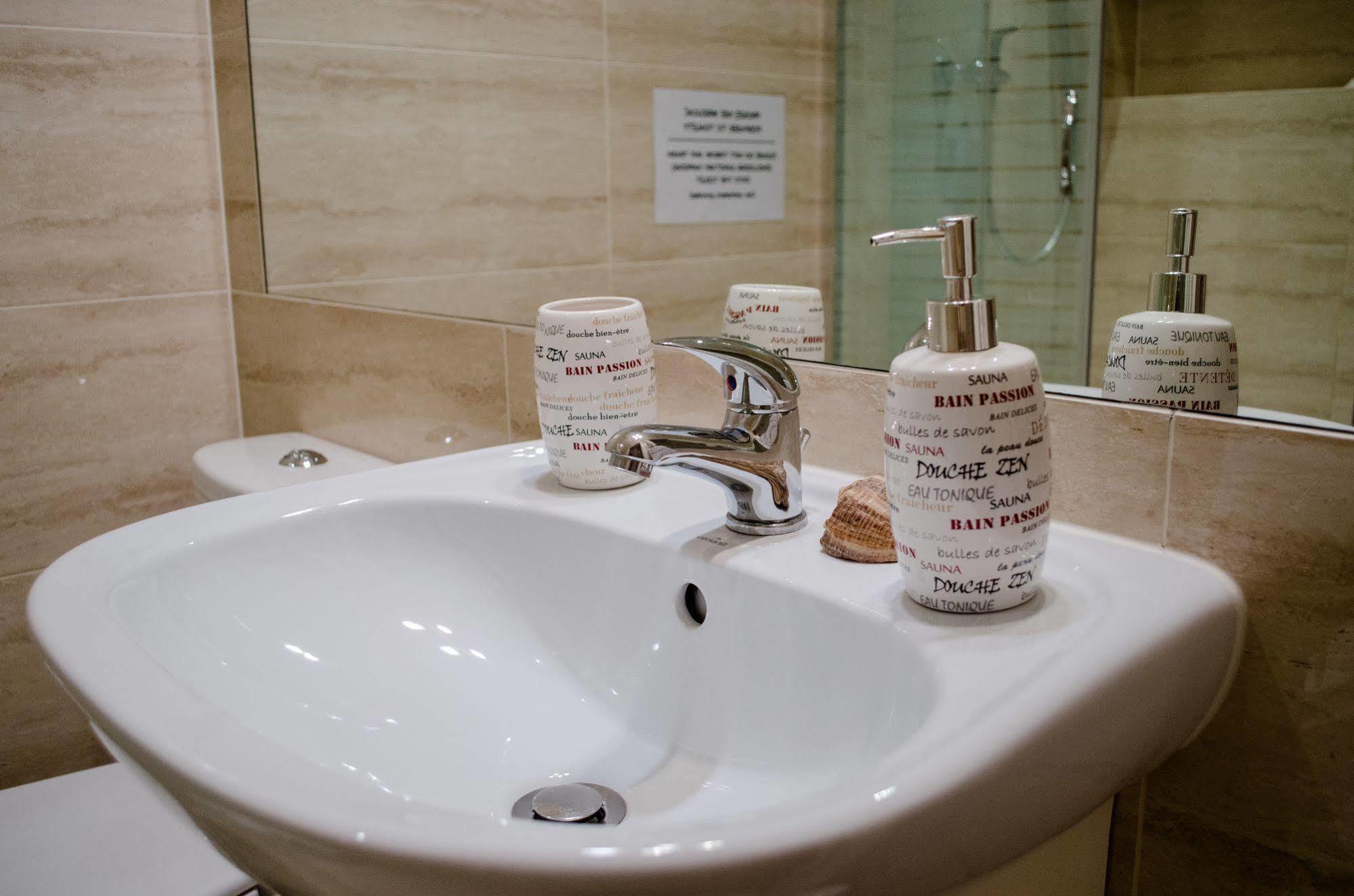Royal Route 29 Comfort Rooms Cracovie Extérieur photo
